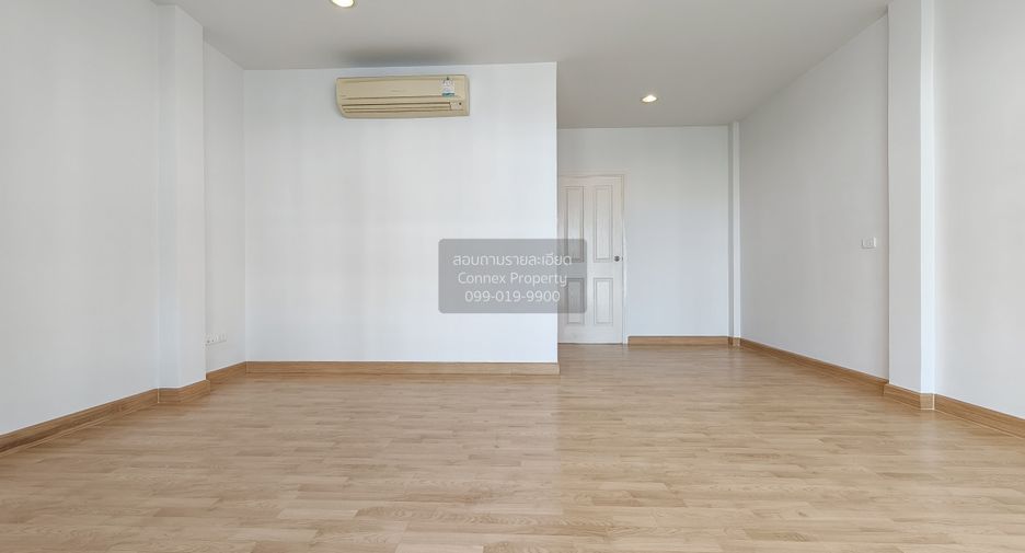 For sale 3 bedrooms townhouse in Lat Phrao, Bangkok
