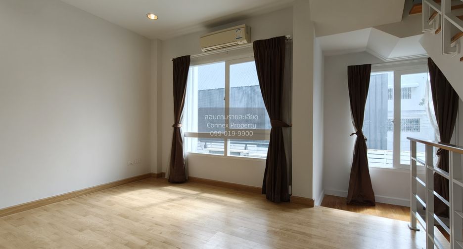 For sale 3 bedrooms townhouse in Lat Phrao, Bangkok