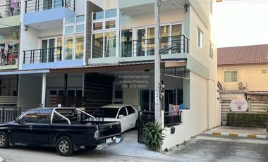 Casa adosada en venta de 3 habitaciones en Thung Khru, Bangkok