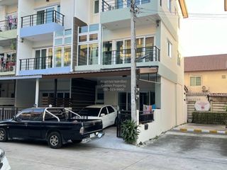 Casa adosada en venta de 3 habitaciones en Thung Khru, Bangkok