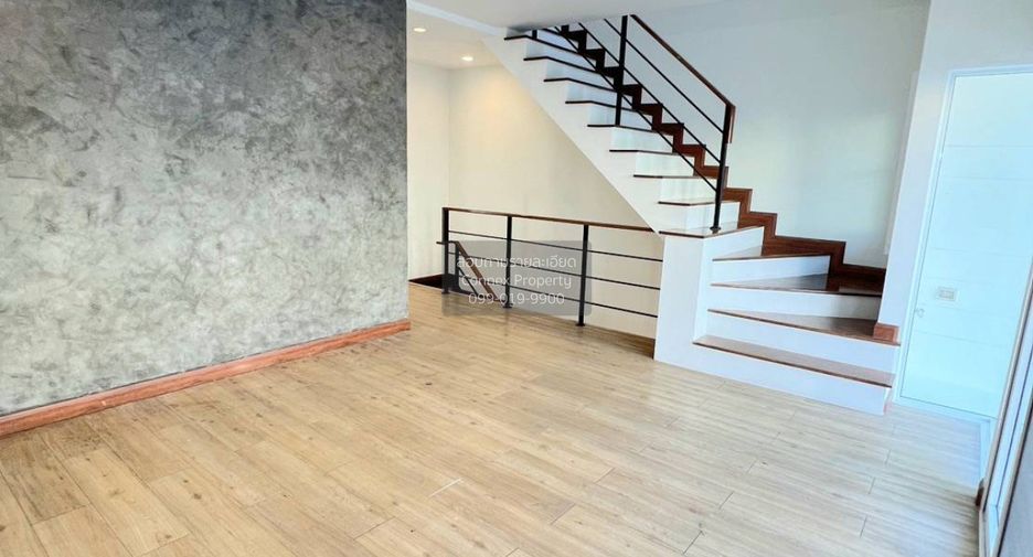 Reihenhaus zum Kauf mit 3 Zimmer in Thung Khru, Bangkok