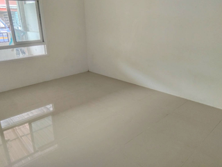 Casa adosada en venta de 2 habitaciones en Pluak Daeng, Rayong