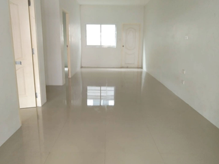 Casa adosada en venta de 2 habitaciones en Pluak Daeng, Rayong