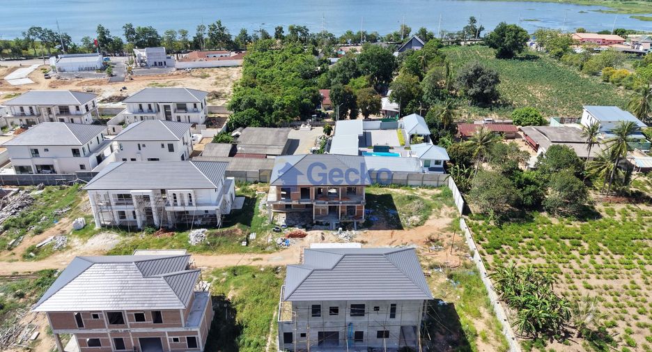 Casa en venta de 4 habitaciones en Bang Lamung, Chonburi