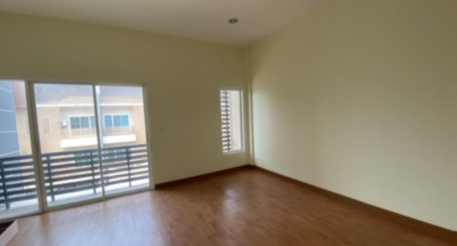 Casa adosada en venta de 4 habitaciones en Mueang Rayong, Rayong