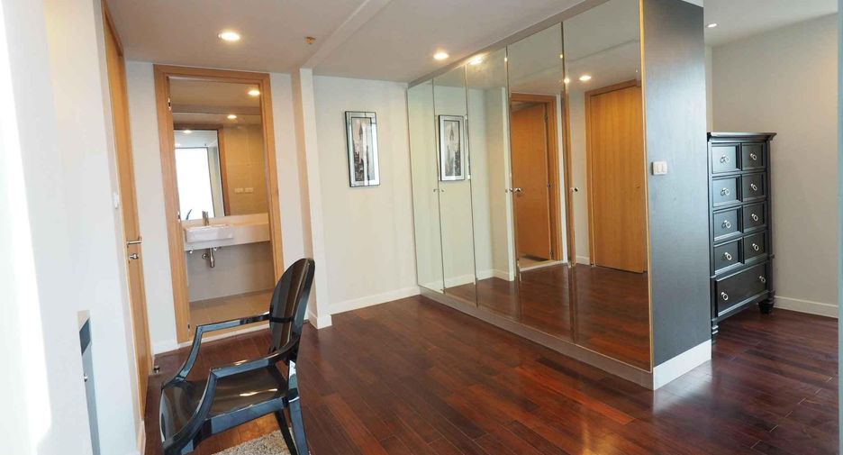 For rent 4 bedrooms condo in Watthana, Bangkok