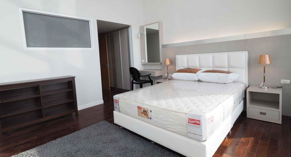 For rent 4 bedrooms condo in Watthana, Bangkok