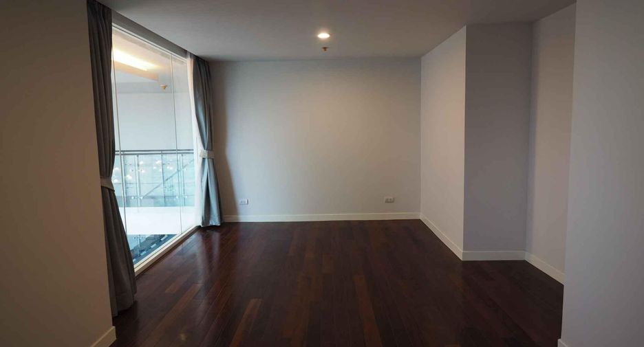 For rent 4 bedrooms condo in Watthana, Bangkok