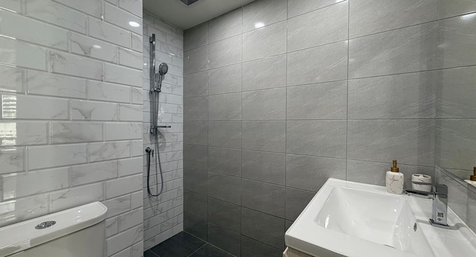 For sale 2 bedrooms condo in Khlong Toei, Bangkok