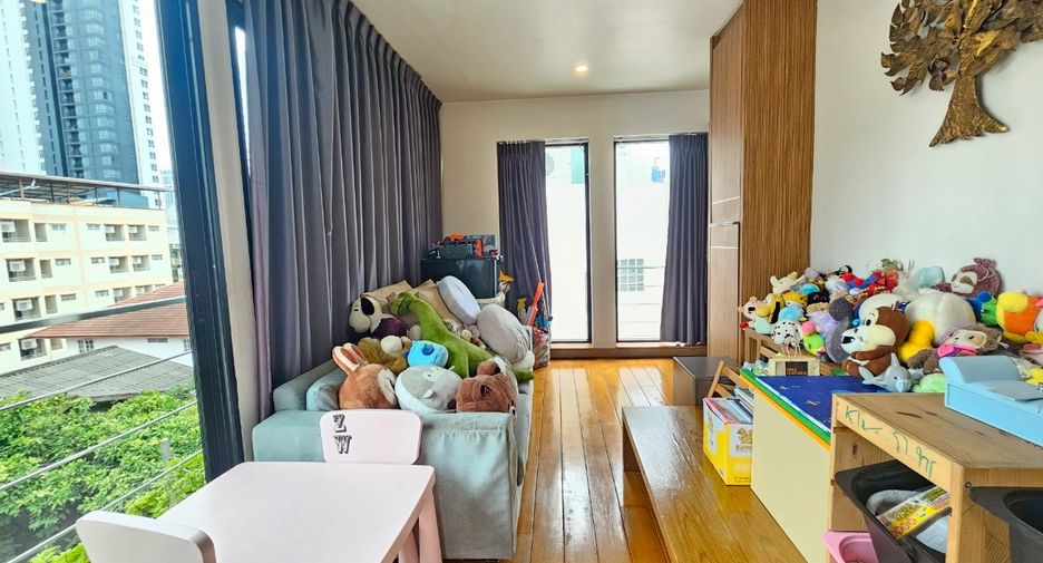 ให้เช่า 4 ห้องนอน บ้านเดี่ยว ใน วัฒนา, กรุงเทพฯ