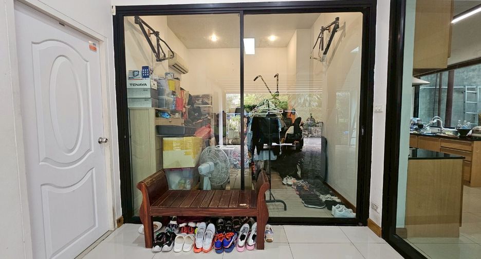 ให้เช่า 4 ห้องนอน บ้านเดี่ยว ใน วัฒนา, กรุงเทพฯ