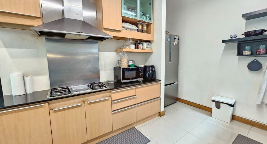 ให้เช่า 4 ห้องนอน บ้านเดี่ยว ใน วัฒนา, กรุงเทพฯ