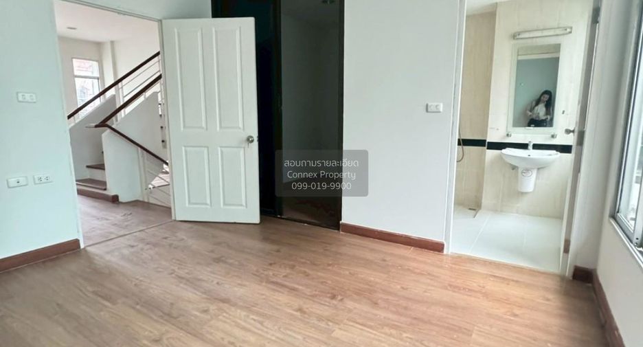 À vendre 3 chambres maison de ville à Mueang Samut Prakan, Samut Prakan