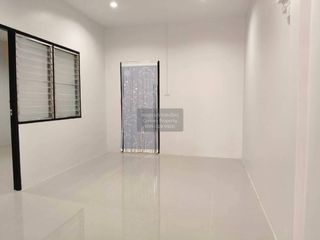 À vendre 3 chambres maison de ville à Si Racha, Chonburi