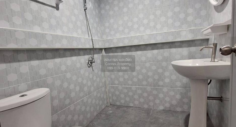 À vendre 3 chambres maison de ville à Si Racha, Chonburi