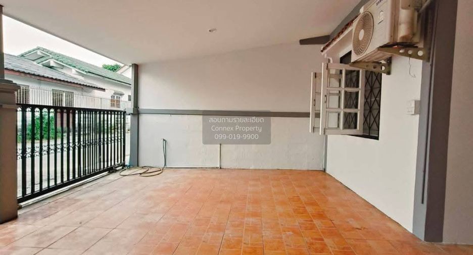 À vendre 3 chambres maison de ville à Si Racha, Chonburi