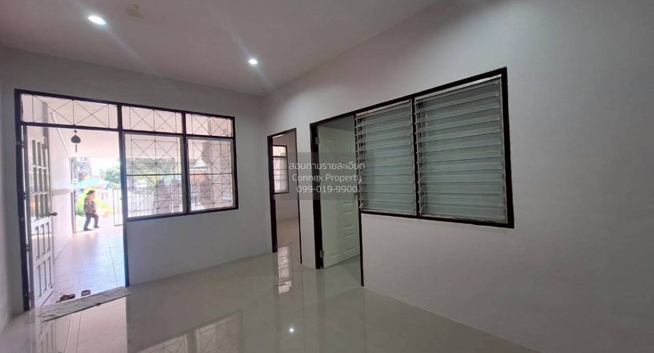 À vendre 3 chambres maison de ville à Si Racha, Chonburi