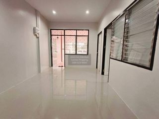 À vendre 3 chambres maison de ville à Si Racha, Chonburi