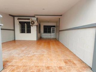À vendre 3 chambres maison de ville à Si Racha, Chonburi
