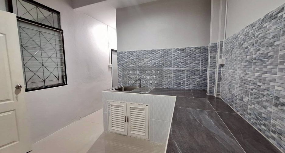 À vendre 3 chambres maison de ville à Si Racha, Chonburi