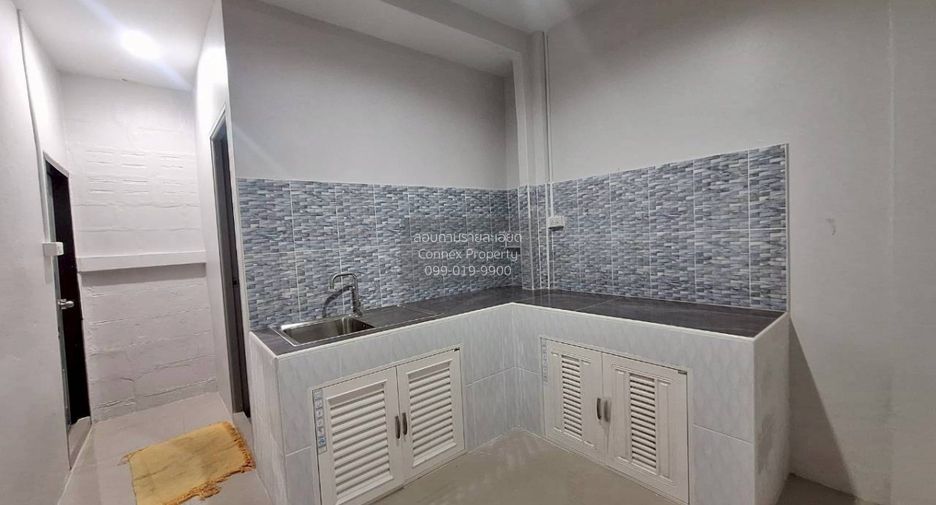 À vendre 3 chambres maison de ville à Si Racha, Chonburi