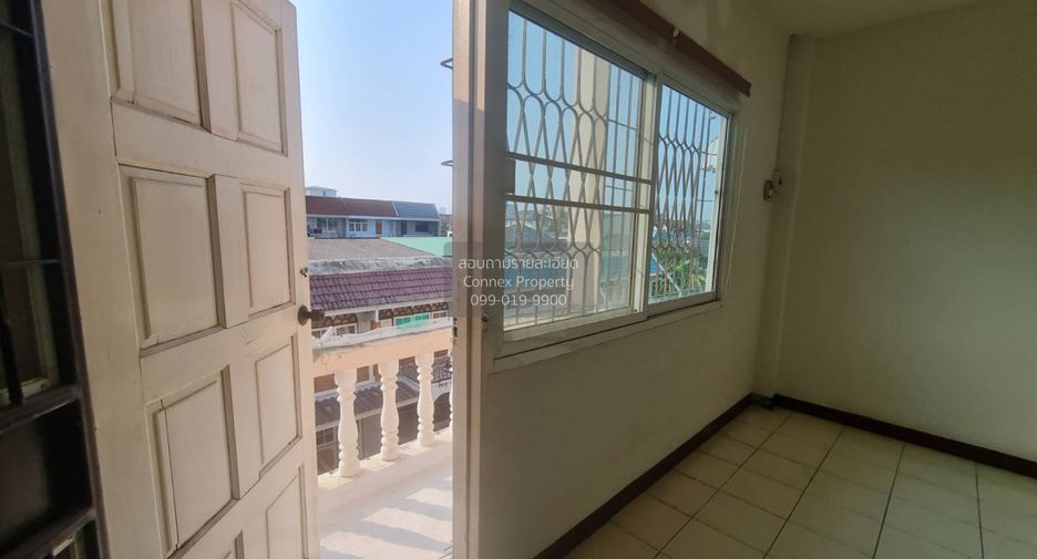 À vendre 5 chambres maison de ville à Wang Thonglang, Bangkok