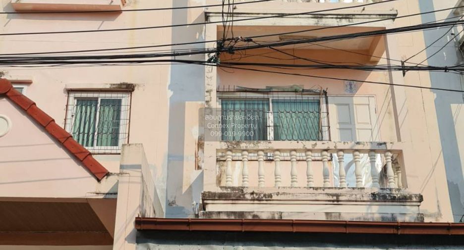 À vendre 5 chambres maison de ville à Wang Thonglang, Bangkok