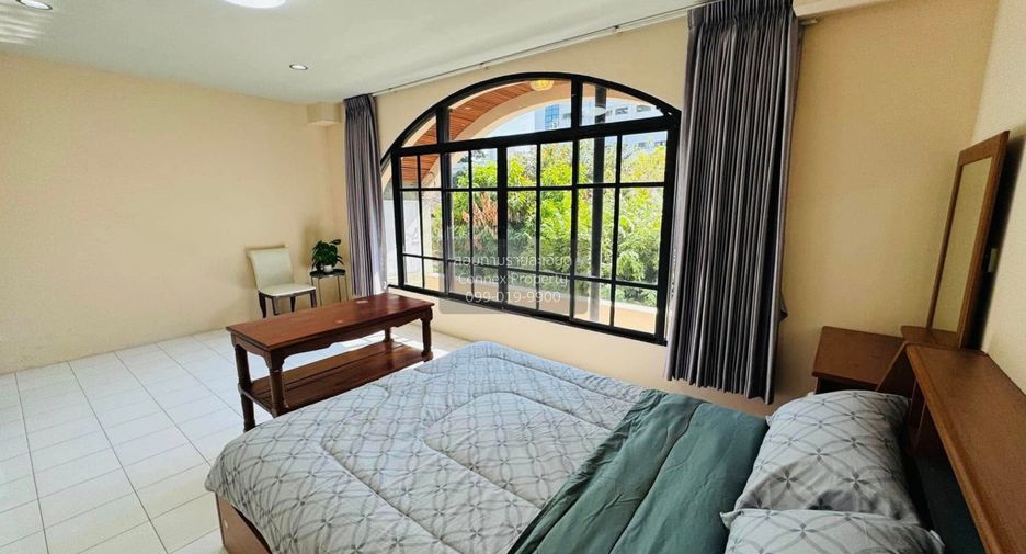 For rent 4 bedrooms townhouse in Watthana, Bangkok