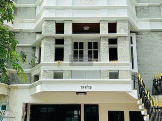 出租 4 卧室 联排别墅 在 Watthana, 曼谷
