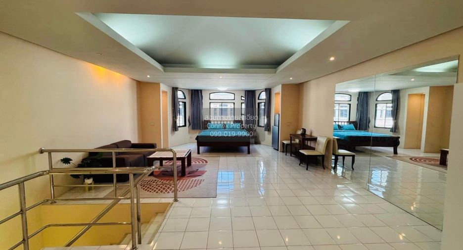 For rent 4 bedrooms townhouse in Watthana, Bangkok