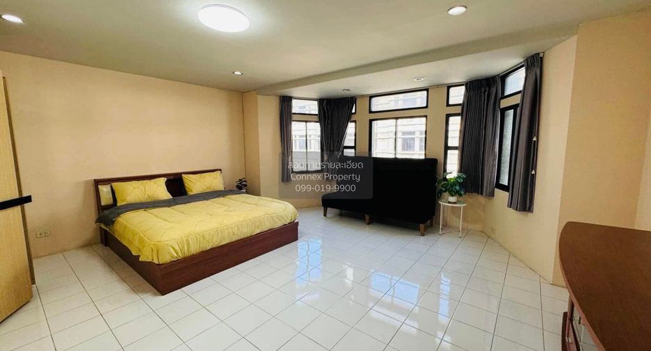 For rent 4 bedrooms townhouse in Watthana, Bangkok