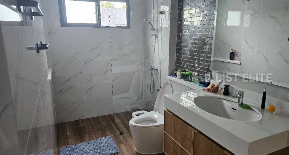 Casa en alquiler de 4 habitaciones en Bang Lamung, Chonburi
