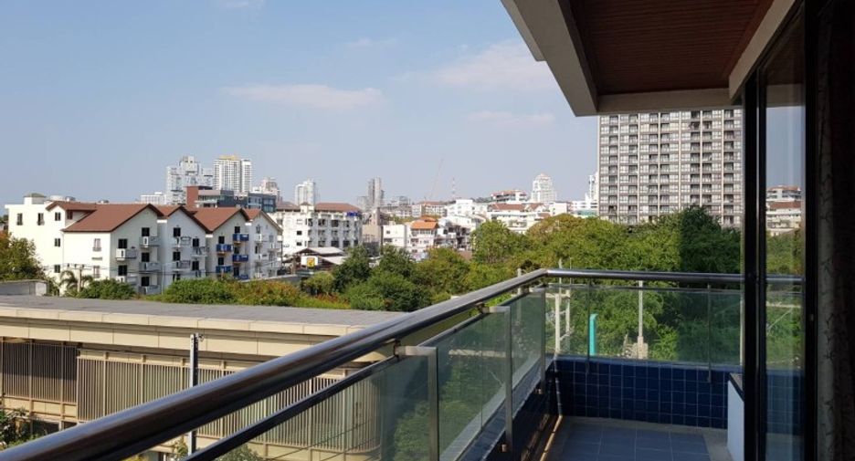 For sale 3 ベッドルーム condo in Bang Lamung, Chonburi