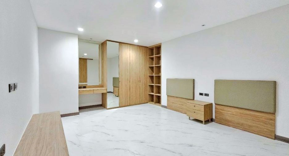 For rent 2 bedrooms condo in Watthana, Bangkok