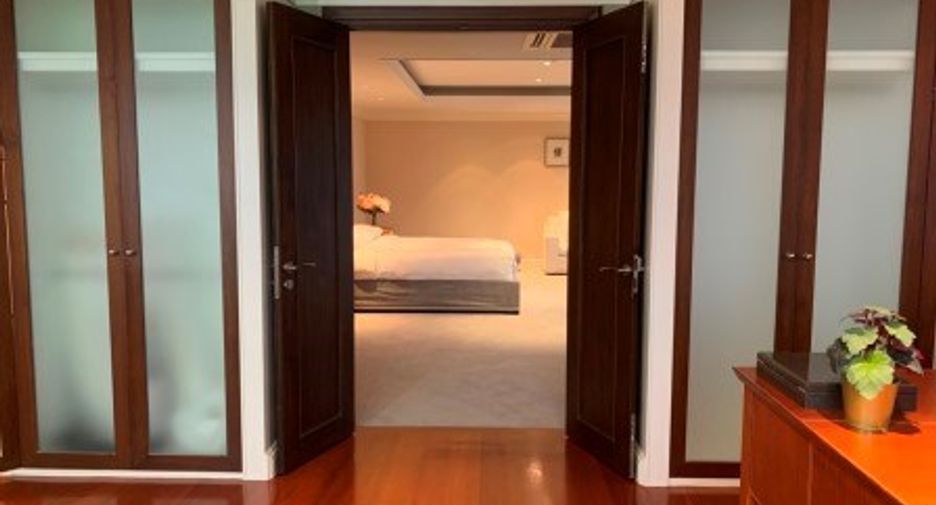 For sale 4 bedrooms condo in Khlong Toei, Bangkok