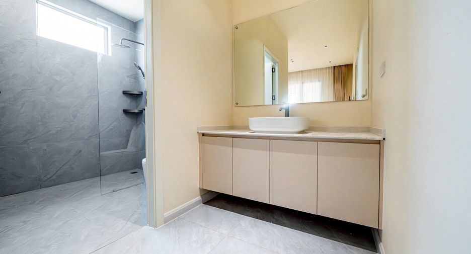 Casa en venta de 6 habitaciones en Bang Lamung, Chonburi