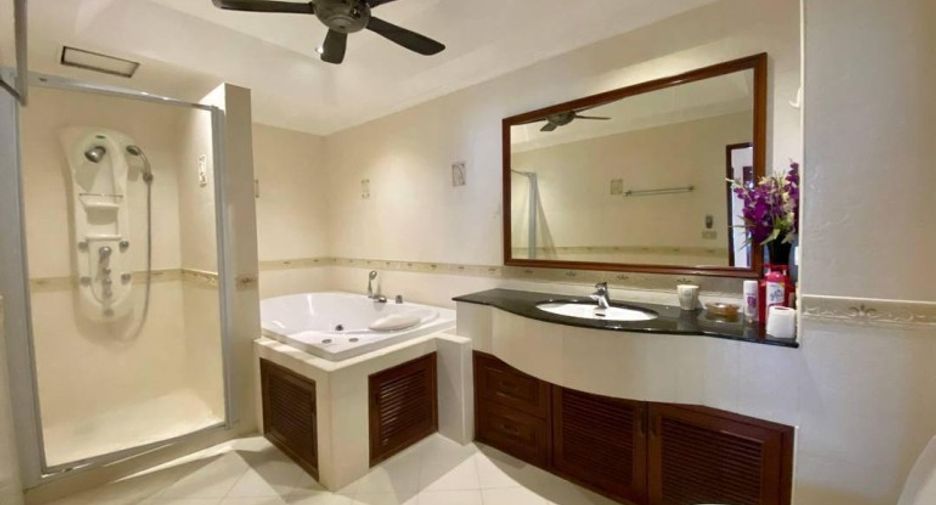 For sale 2 bedrooms condo in Pratumnak, Pattaya
