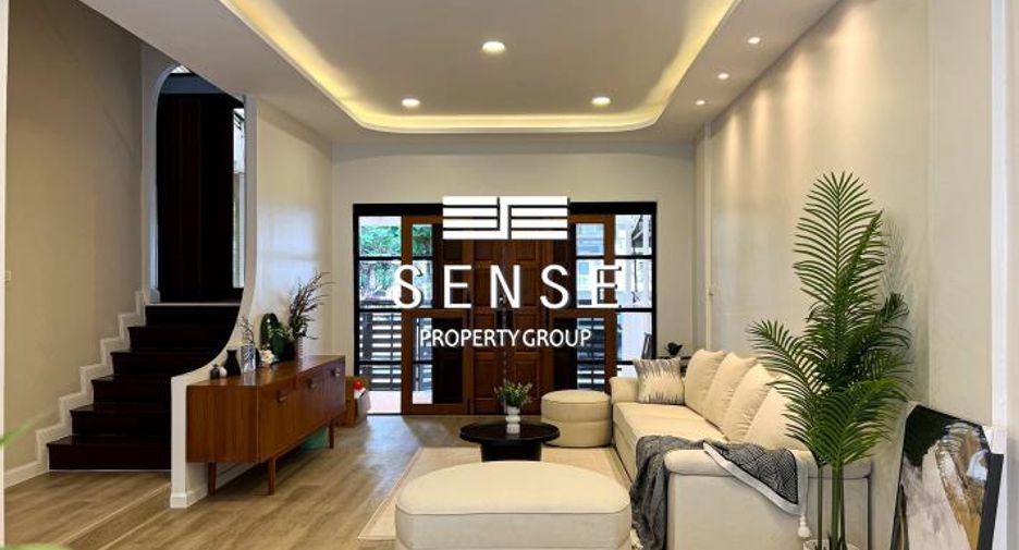 For rent 5 bedrooms townhouse in Watthana, Bangkok