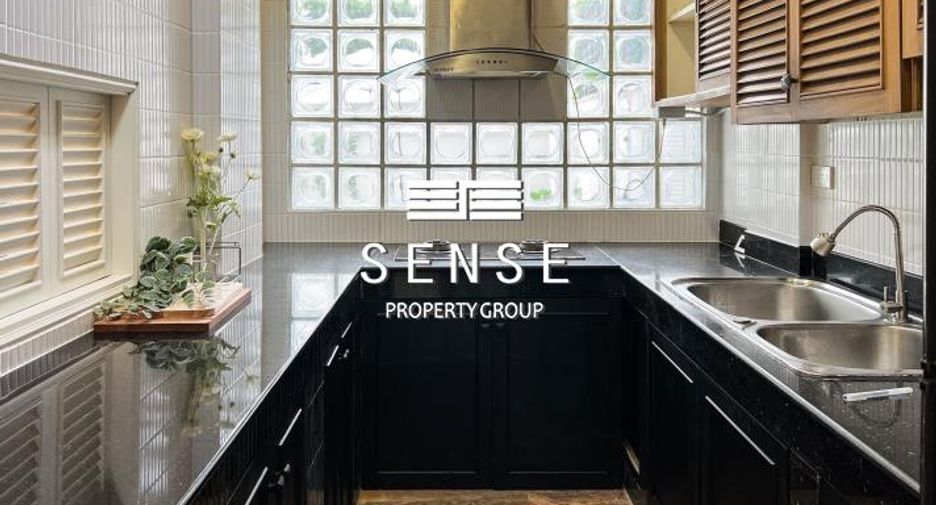 For rent 5 bedrooms townhouse in Watthana, Bangkok