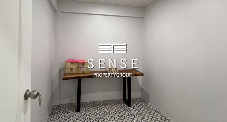 For rent 5 bedrooms townhouse in Watthana, Bangkok