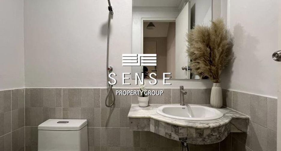 For rent 5 bedrooms townhouse in Watthana, Bangkok