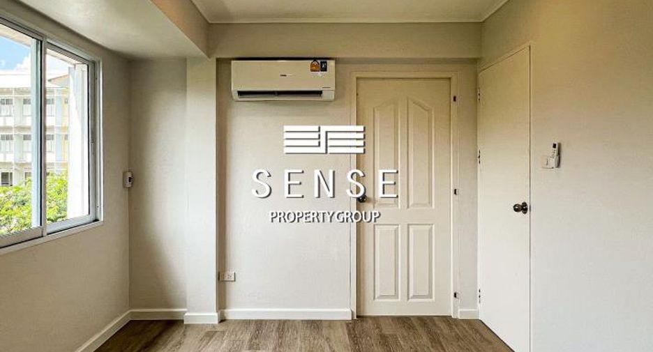 For rent 5 bedrooms townhouse in Watthana, Bangkok