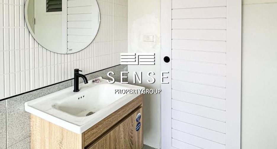 For rent 5 bedrooms townhouse in Watthana, Bangkok