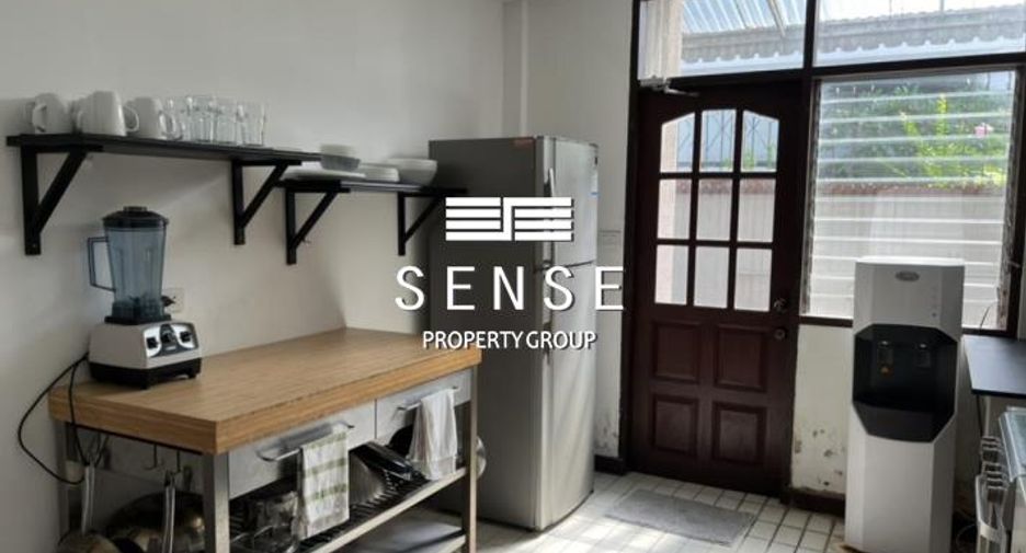 Haus zur Miete mit 3 Zimmer in Khlong Toei, Bangkok
