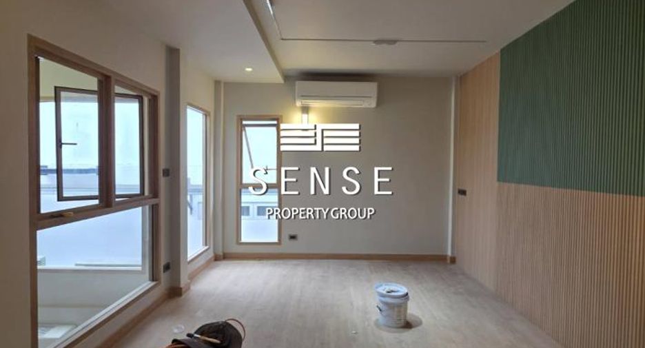 For sale and for rent 5 bedrooms townhouse in Watthana, Bangkok