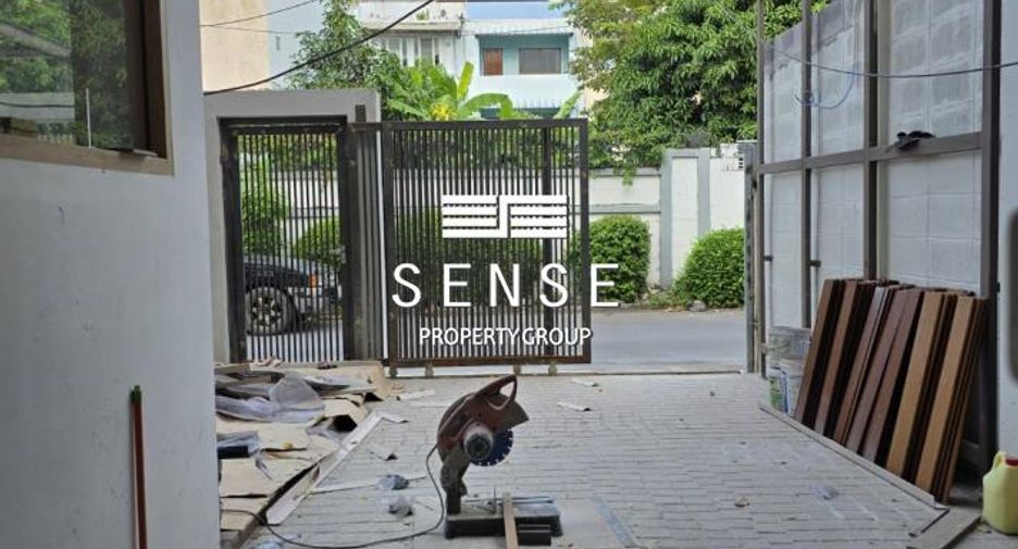 For sale and for rent 5 bedrooms townhouse in Watthana, Bangkok