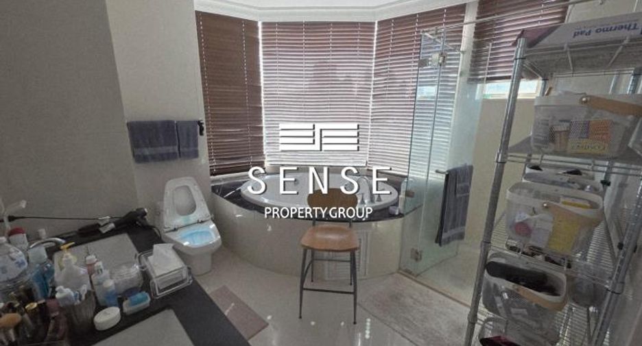 For sale 3 bedrooms condo in Watthana, Bangkok