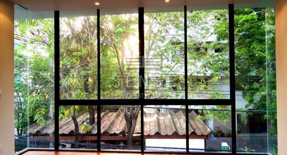 For rent 4 bedrooms house in Khlong Toei, Bangkok