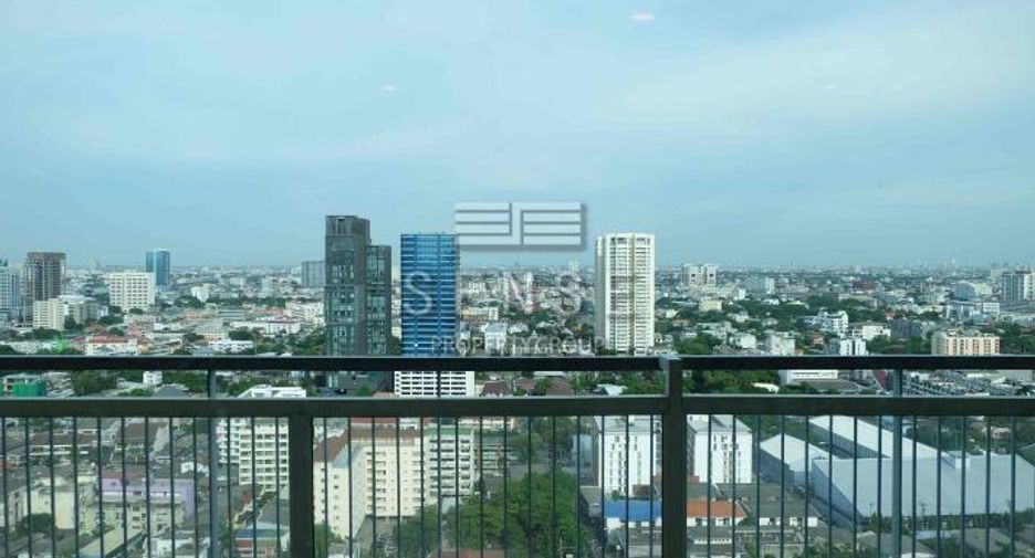 For rent 4 bedrooms condo in Watthana, Bangkok