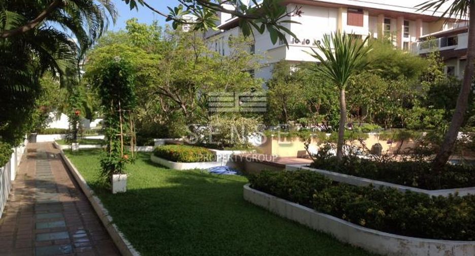 For rent 3 bedrooms townhouse in Sathon, Bangkok